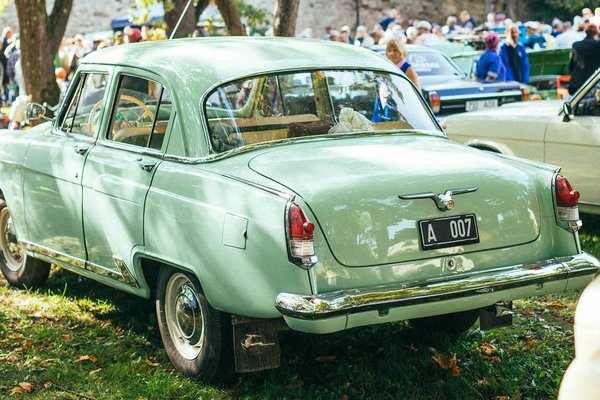 Mastering Handbag Harmony: Selecting the Perfect Shape and Style to Complement Every Outfit